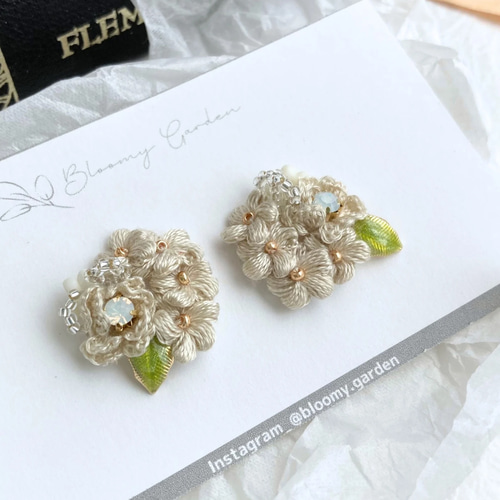 華やか刺繍を耳元に★25SS MACON&LESQUOY Nenuphars イヤリング 2wayインド刺繍タッセルガラス耳飾り-sky blue- | 【公式ストア