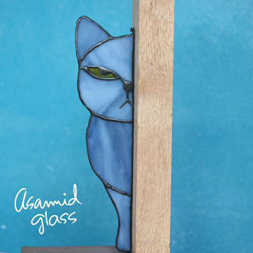 ステンドグラス こちらを見つめるジト目の猫ちゃん ロシアンブルー