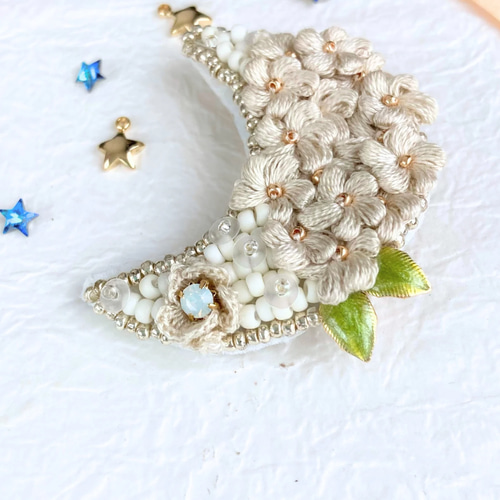 silver moon】ブローチ&耳飾りセット 刺繍糸のお花の三日月と