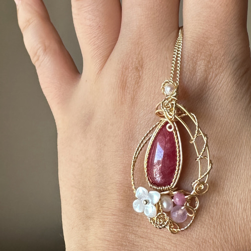 バラ色✴︎インペリアルロードナイトのフラワーガーデンワイヤーペンダント バラ色✴︎インペリアルロードナイトのフラワーガーデンワイヤー