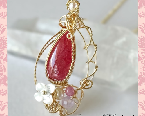 ローズガーデンのきらめき✴︎ワイヤーペンダント クリスタルワイヤー