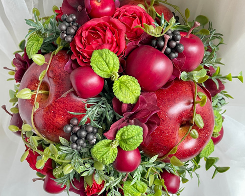 現行品 HERALBONY サテンスカート「りんごのブーケ」 STAFF STYLING P.1-3 〈スタッフ〉 Yumi Saito / 161cm 〈着用アイテム