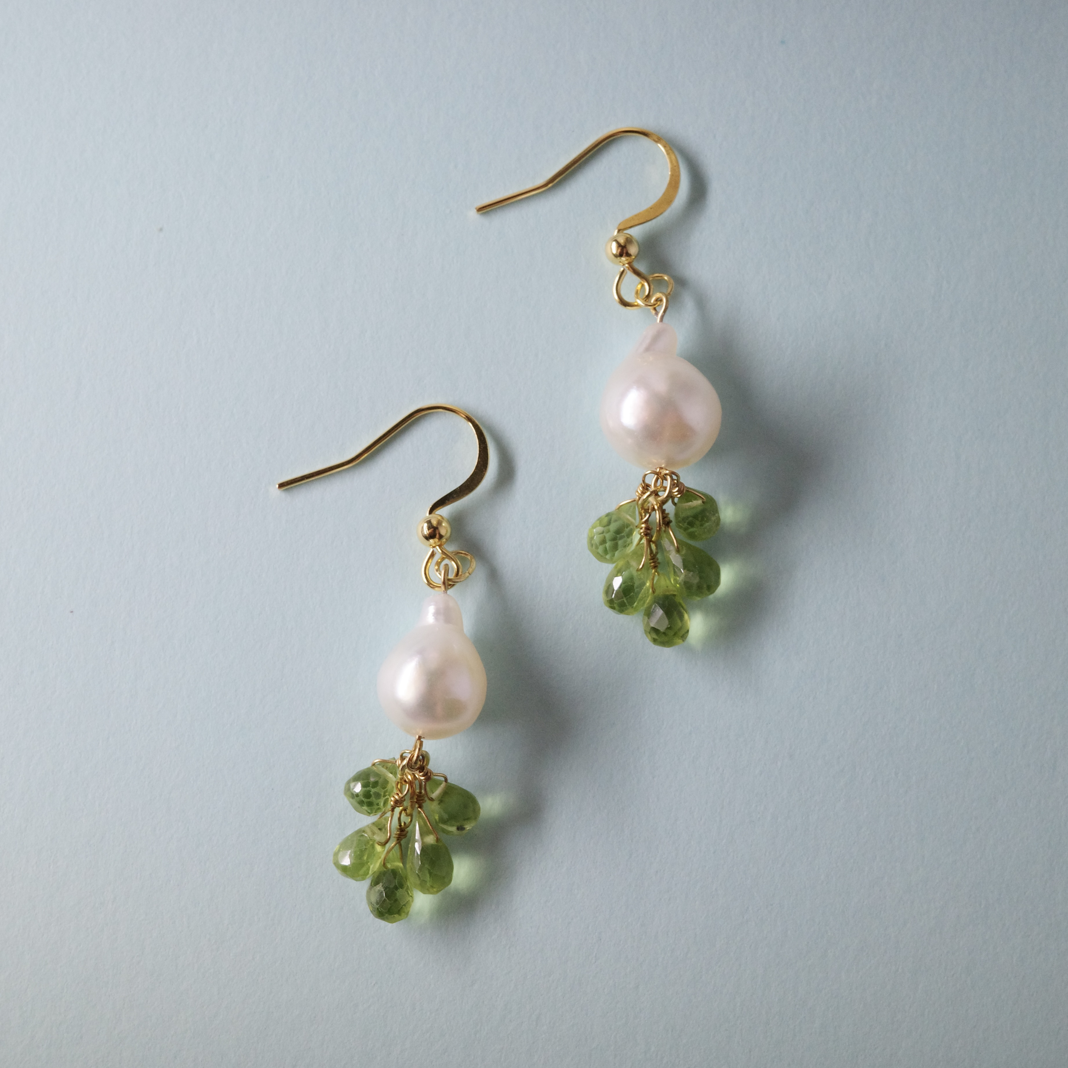 【高品質】国産あこや真珠とペリドットの贅沢なピアス　サージカルステンレス