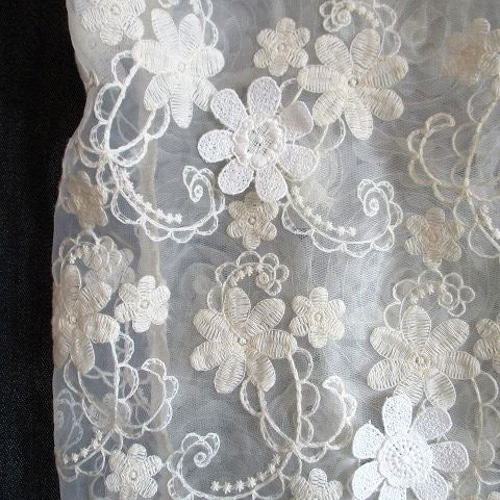 オフ白全面刺繍にケミカルレース付×チュールレースに前面フリル オフ白全面刺繍にケミカルレース付×チュールレースに前面フリル