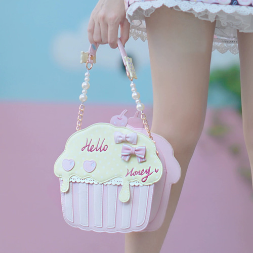 チェルシィ いちごケーキショルダーバッグ 白 ピンク ハンドメイド 黒】いちごケーキショルダーバッグ | チェルシィ