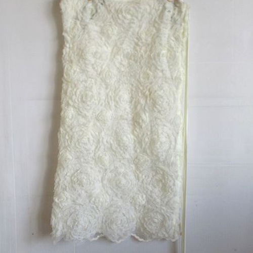 オフ白全面刺繍にケミカルレース付×チュールレースに前面フリル