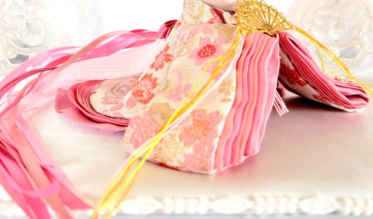 781  ひなまつり小さなお着物〈お姫様〉十二単　練色地小桜に青海波流水文様薄紅かさね【新襟仕様】