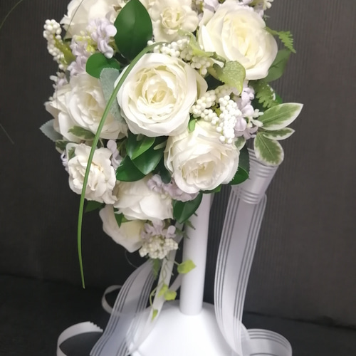【美品】ホワイトバラのブーケ・ブートニアセット　アーティシャルフラワー 清楚な白薔薇のブーケ ティアドロップ ブートニア付き オフ