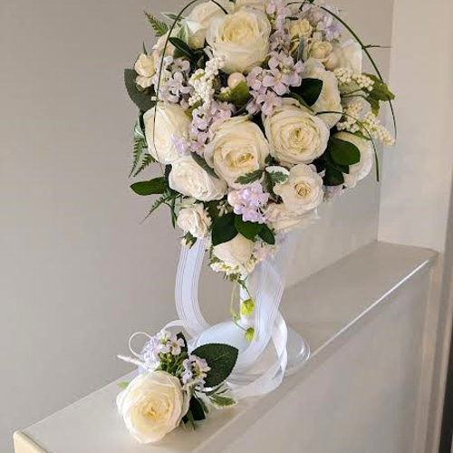 清楚な白薔薇のブーケ ティアドロップ ブートニア付き オフホワイトの