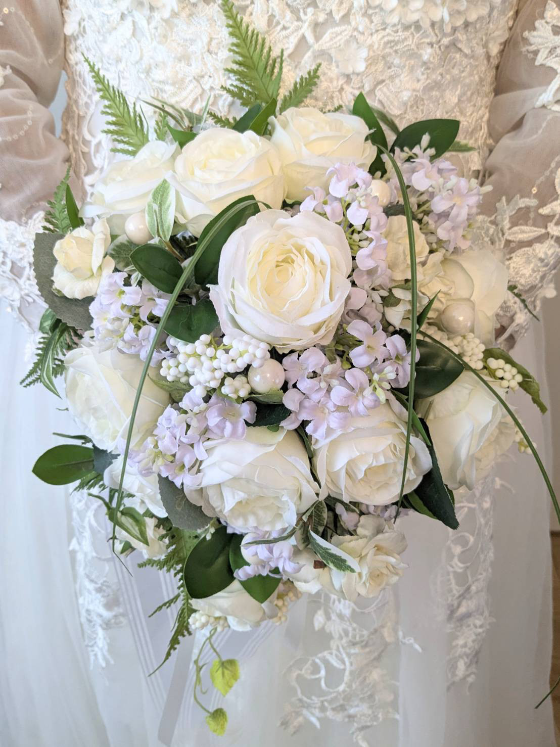 清楚な白薔薇のブーケ　ティアドロップ　ブートニア付き　オフホワイトの薔薇　ジャスミン　ベリー