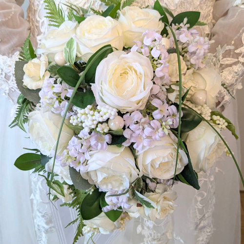 清楚な白薔薇のブーケ ティアドロップ ブートニア付き オフ