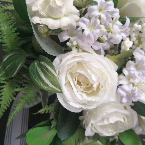 清楚な白薔薇のブーケ ティアドロップ ブートニア付き オフ