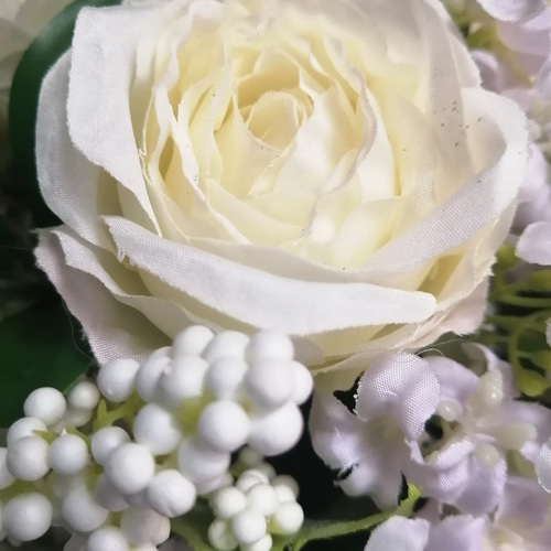 【美品】ホワイトバラのブーケ・ブートニアセット　アーティシャルフラワー キャスケードブーケ 白バラ【ブートニアセット】 | 造花