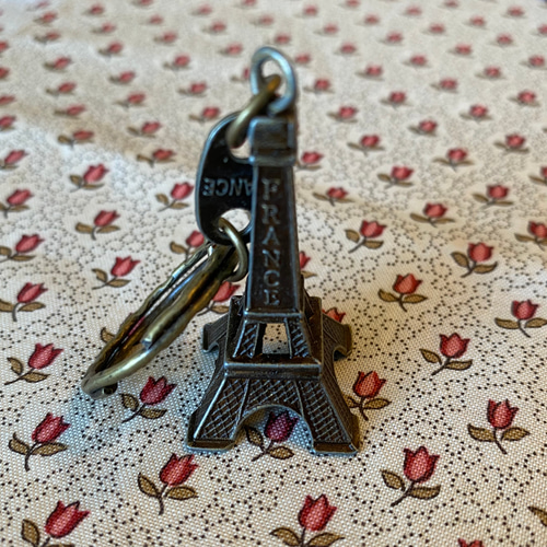 新入荷！フランスより！アンティーク調『エッフェル塔キーホルダー
