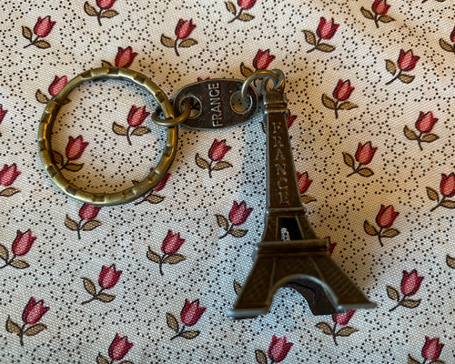 新入荷！フランスより！アンティーク調『エッフェル塔キーホルダー
