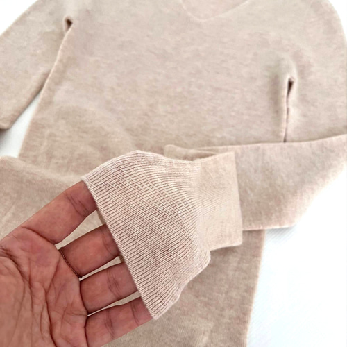 無縫製☆プラミアウール100%】Vネックニット│ 一枚仕立│ スリム