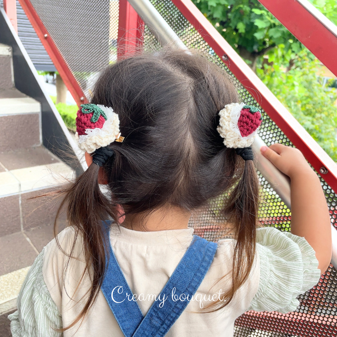 ꫛꫀꪝ【苺のカップケーキ】ベビーヘアクリップ　キッズヘアクリップ　ヘアピン