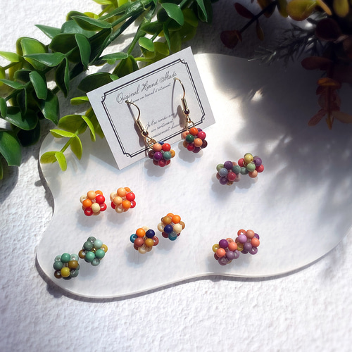 No.125【MIXカラー】 手染めビーズの小さなビーズボールピアスor