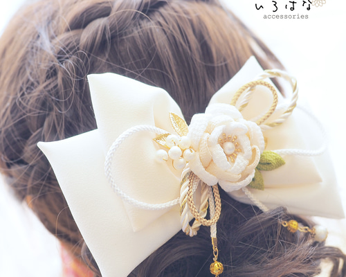 ＊大人かわいい＊お花のヘアクリップ  つまみ細工   white×英字リボン 11511dee48d9f80c3343fc1f7580d5