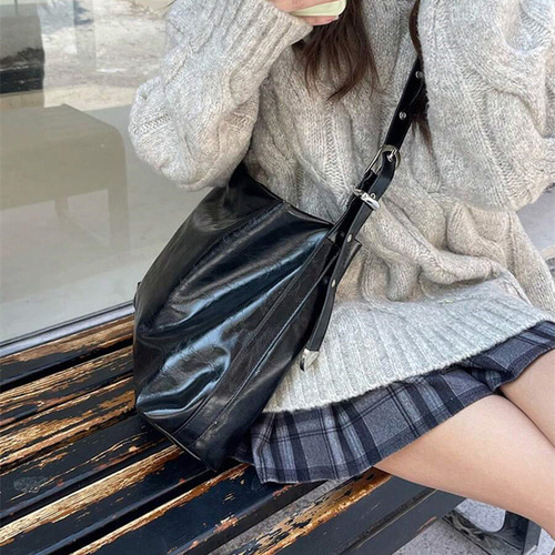 大容量 トートバッグ パテントレザー、柔らかいレザー 黒 通勤