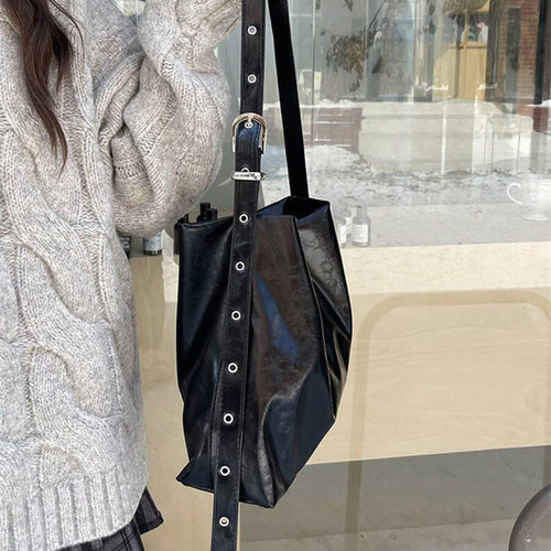 大容量 トートバッグ パテントレザー、柔らかいレザー 黒 通勤