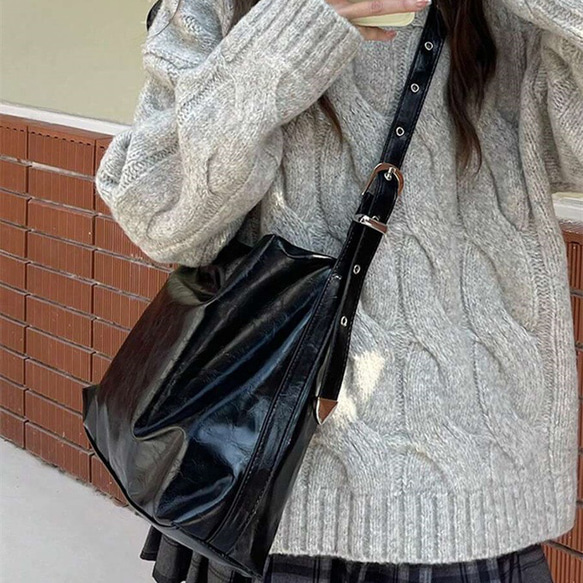 大容量 トートバッグ パテントレザー、柔らかいレザー 黒 通勤