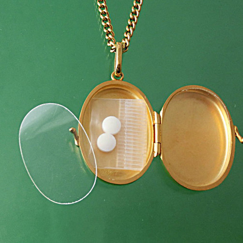 アンティーク　ヴィンテージ　K18陽刻　彫金　方位磁針　ロケット　ペンダント アンティーク ヴィンテージ K18陽刻 彫金 方位磁針 ロケット