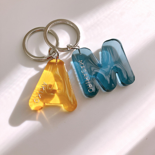 名入れ無料】12色 クリアカラーイニシャルキーホルダーアルファベット