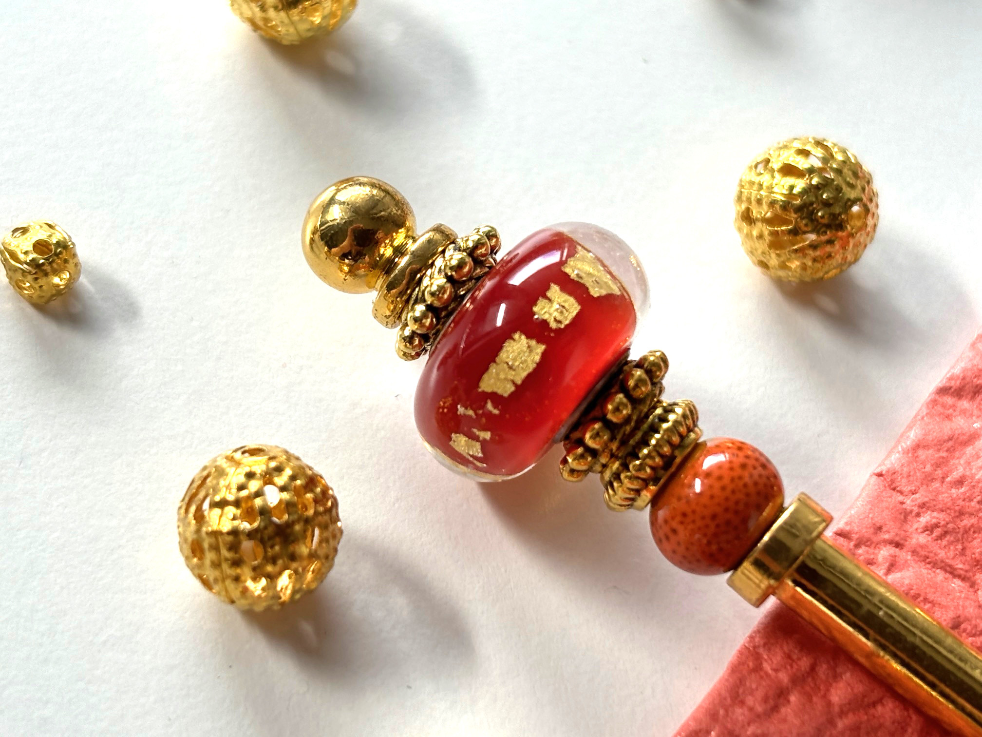 かんざし　赤と金箔調ホイールのとんぼ玉　一本挿し　一本簪　レッド　秋　紅葉　トンボ玉　蜻蛉玉　透明　クリア