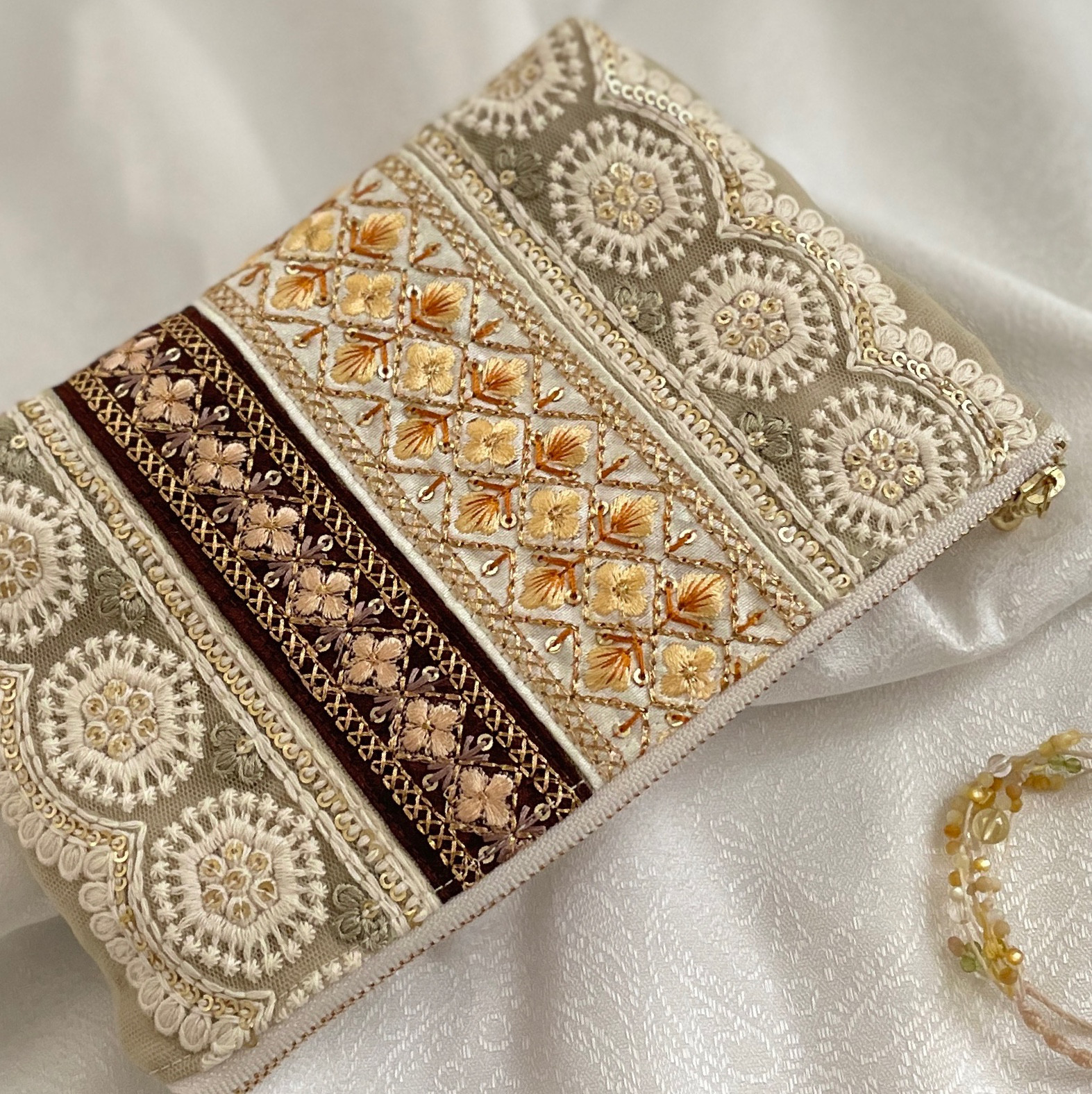 インド刺繍生地　ほわほわポーチ