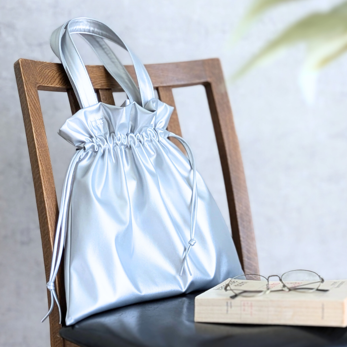 【特集掲載】上品な艶で大人に馴染む 軽やかな大きめ巾着バッグ｜A4対応・中が見やすい・雨の日OK｜マットシルバー色