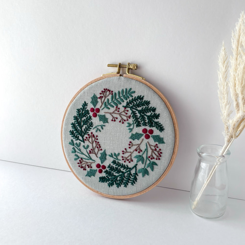 クリスマスリース 刺繍ファブリックパネル 直径16cm /冬 植物