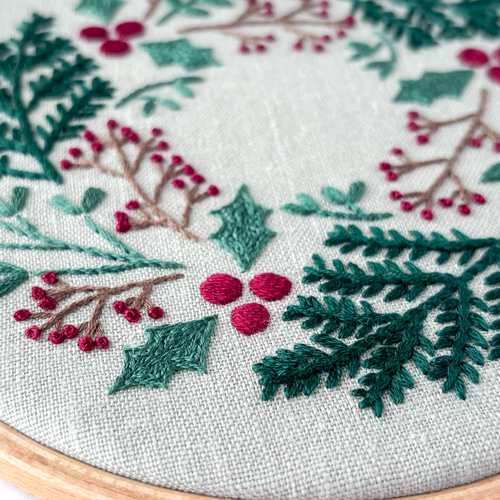 クリスマスリース 刺繍ファブリックパネル 直径16cm /冬 植物
