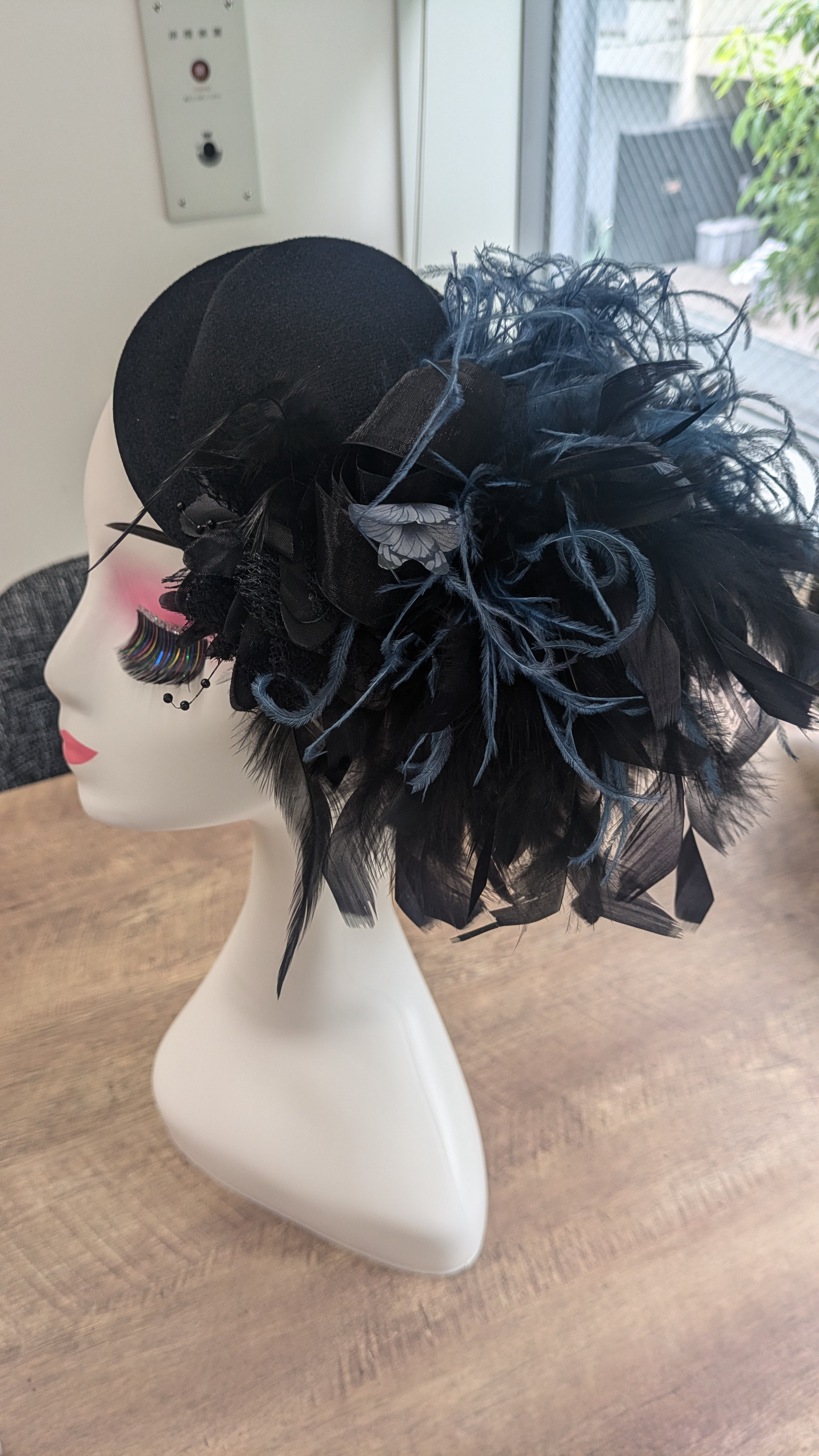 帽子と羽根のヘッドドレス