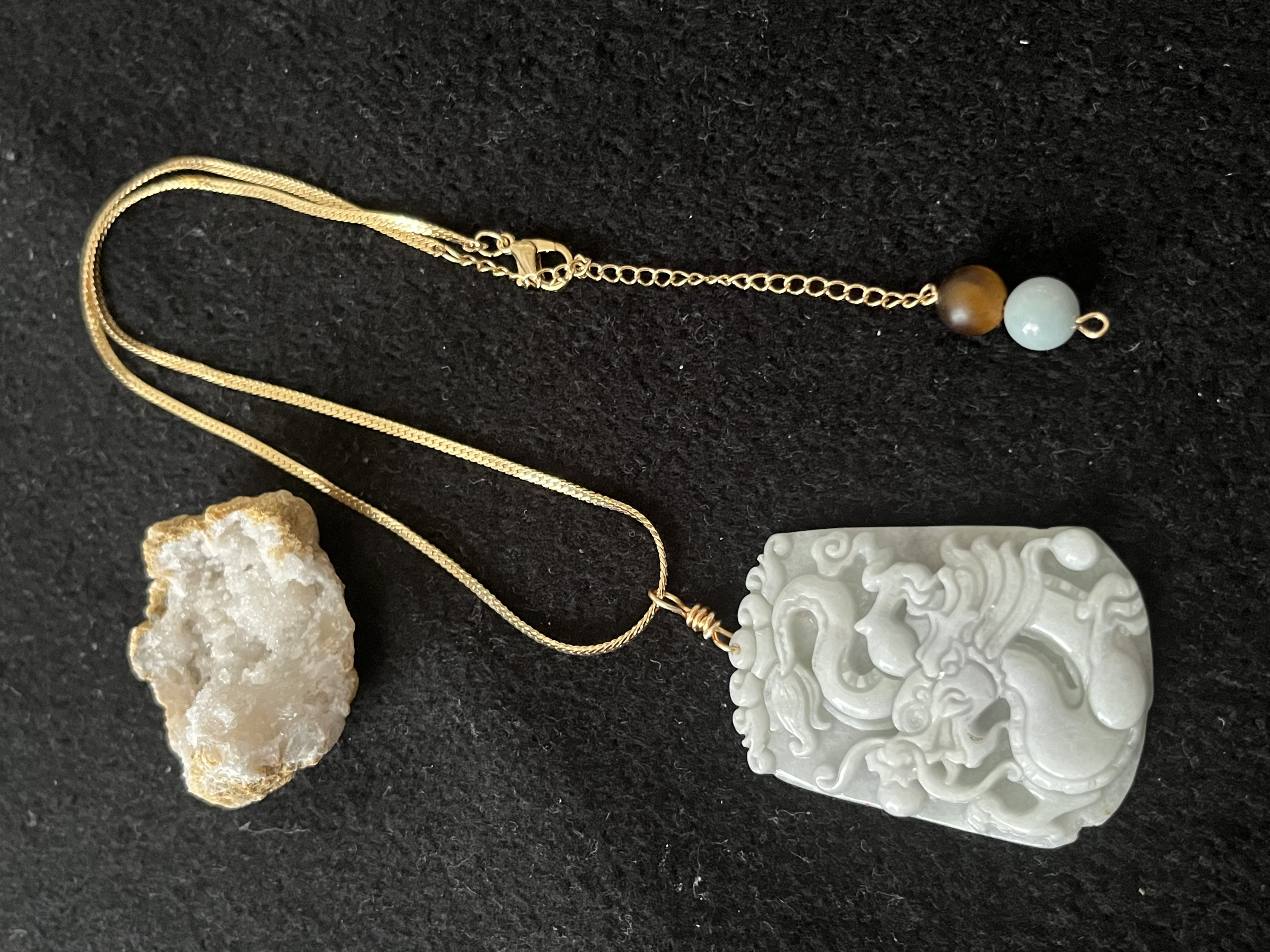 379.ミャンマー産本翡翠の龍彫りゴールドネックレス