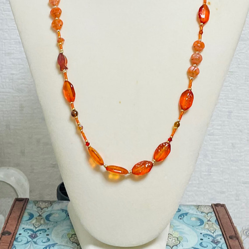 オレンジ色系、秋の明るめロングネックレス ネックレス・ペンダント