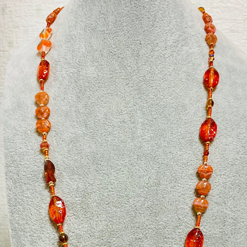 オレンジ色系、秋の明るめロングネックレス ネックレス・ペンダント