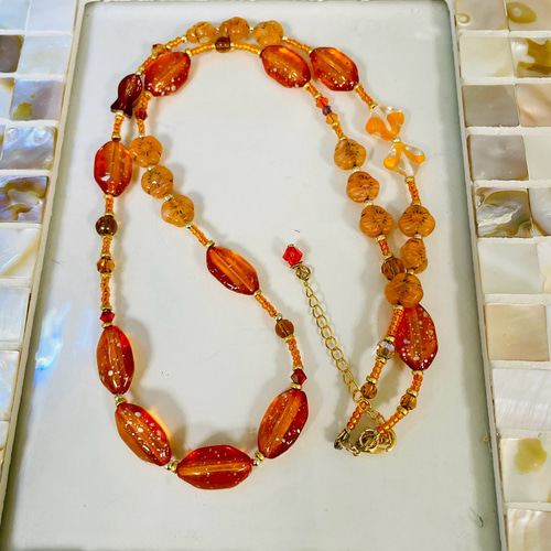 オレンジ色系、秋の明るめロングネックレス ネックレス・ペンダント