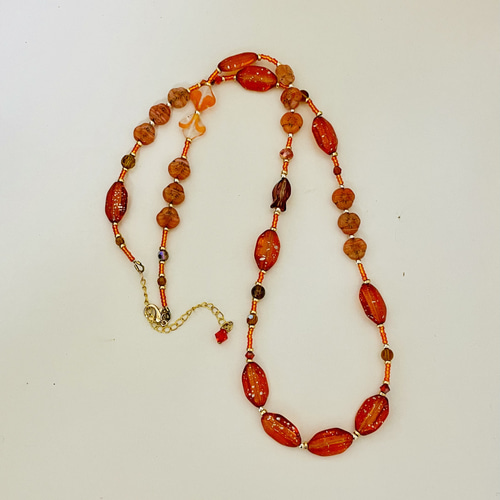 オレンジ色系、秋の明るめロングネックレス ネックレス・ペンダント