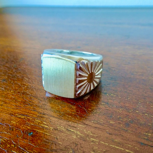 仁尾彫金『ゴールドプレート太陽の印台リング、ヘアライン  