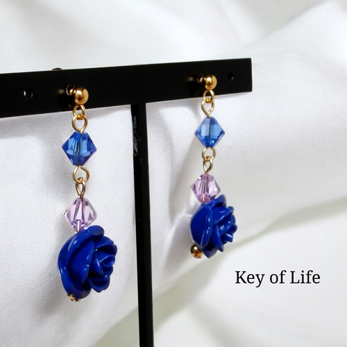 ピアス　水色　青　マーブル　薔薇　紫　ビジュー　白　空　デート　推し　チャーム Key of Life▶︎上品 青い薔薇 ゆれる ピアス/イヤリング 金属