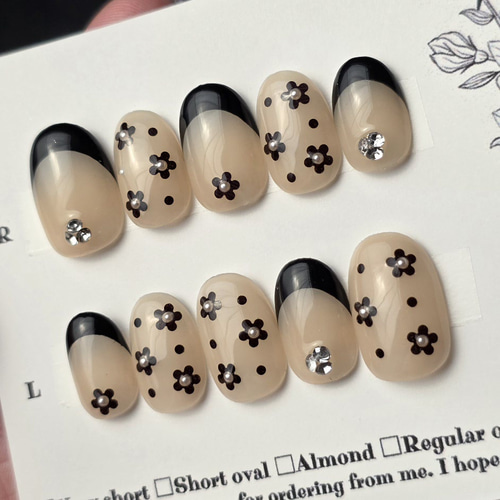 フレンチネイル ベージュ×ブラック うるうる 上品ネイル お花