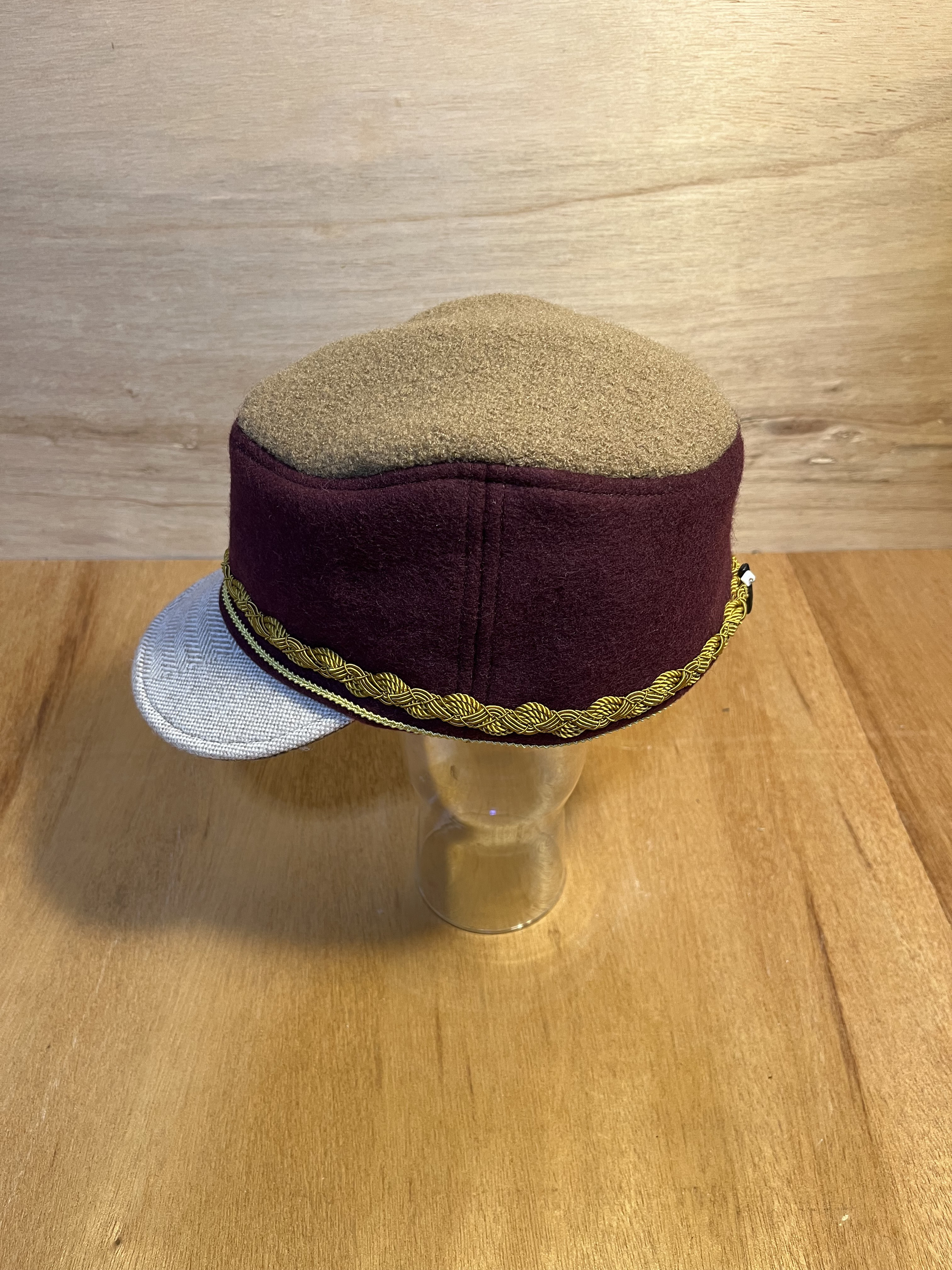 ブレードとバッグにモチーフの付いた　中折キャップ