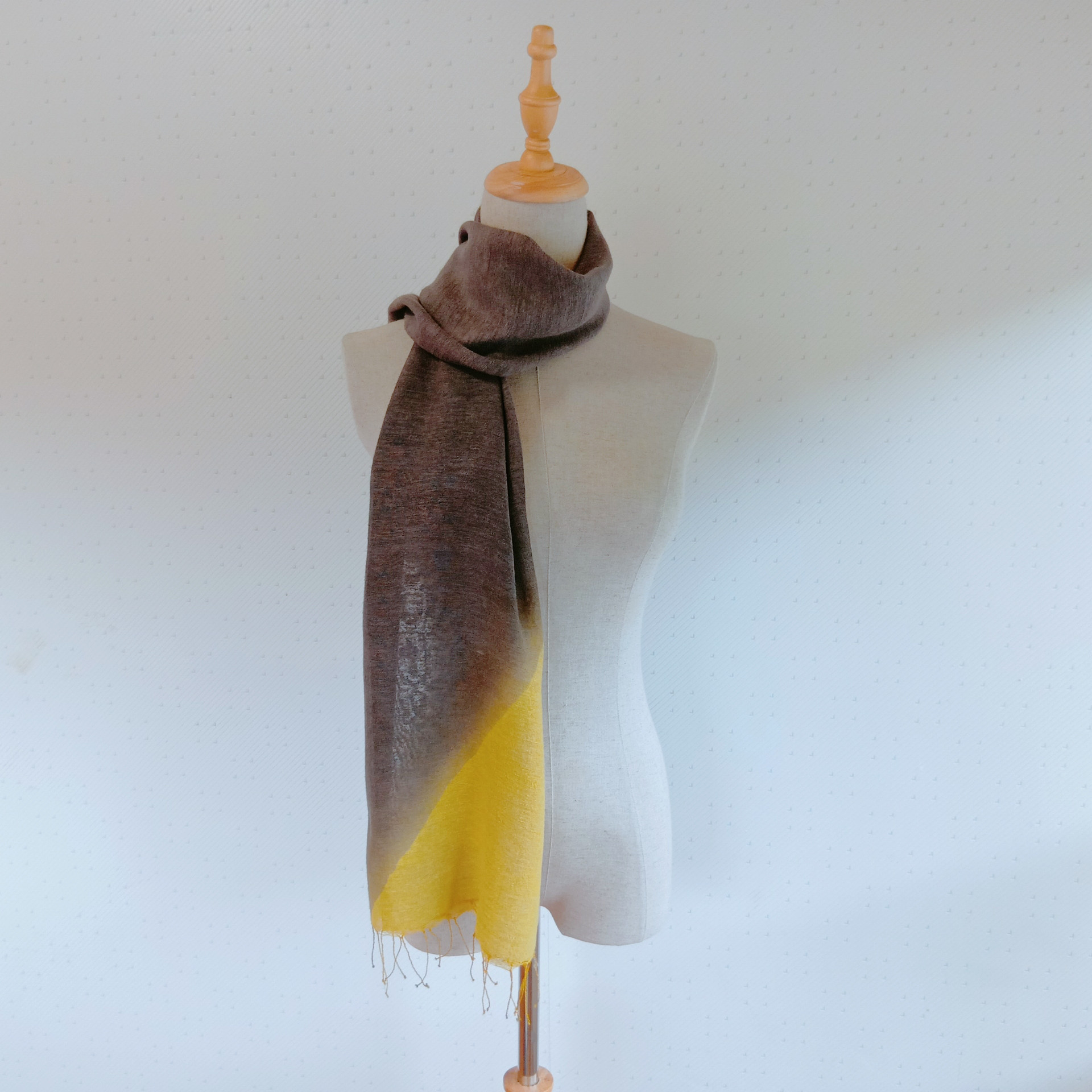 草木染め　セピアグレーとマスタード　三角ツートンストール