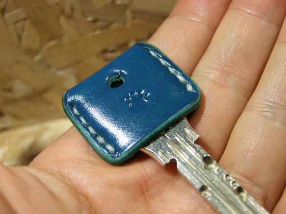 肉球刻印のキーカバー　ルガト琉球ブルー×白 2枚目の画像