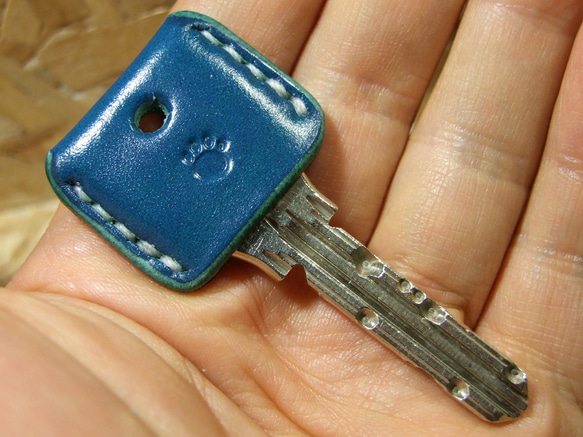 肉球刻印のキーカバー　ルガト琉球ブルー×白 1枚目の画像