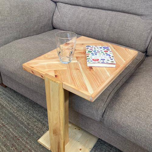 ヘリンボーン柄のソファサイドテーブル ヘリンボーン柄のソファサイドテーブル | iichi 日々の暮らしを