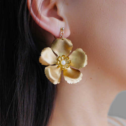 ゴールド花形スタッドイヤリング 特集掲載】ウェディング ブライダル 大振り ゴールド フラワー