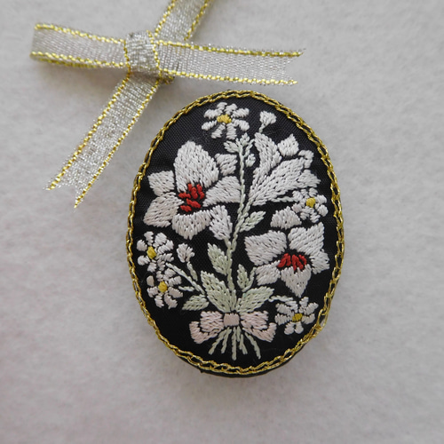 No.526　クリスマスの可愛い訪問者　刺繍ブローチ No.526 クリスマスの可愛い訪問者 刺繍ブローチ在庫 処分