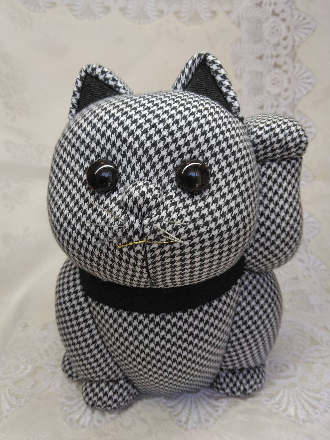 【創作人形こころ】 チェックを着た 招き猫 黒✕白 木目込み人形